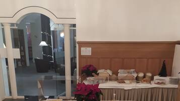 بوفيه فطور مجانًا يوميًا