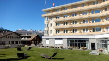 واجهة المنشأة - في المساء/الليل