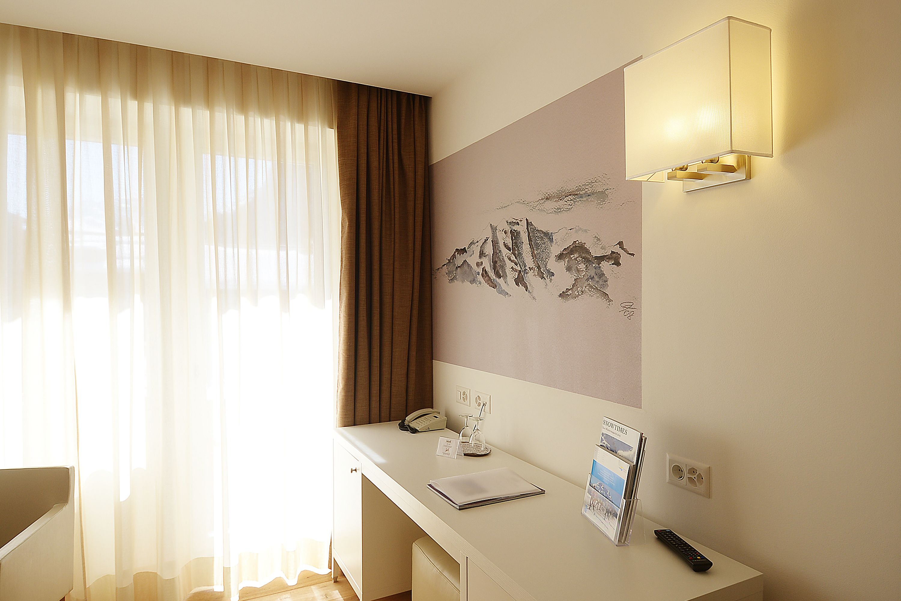 junior suite (luxus) | living area | 60-cm flat-screen tv with digital channels, tv
