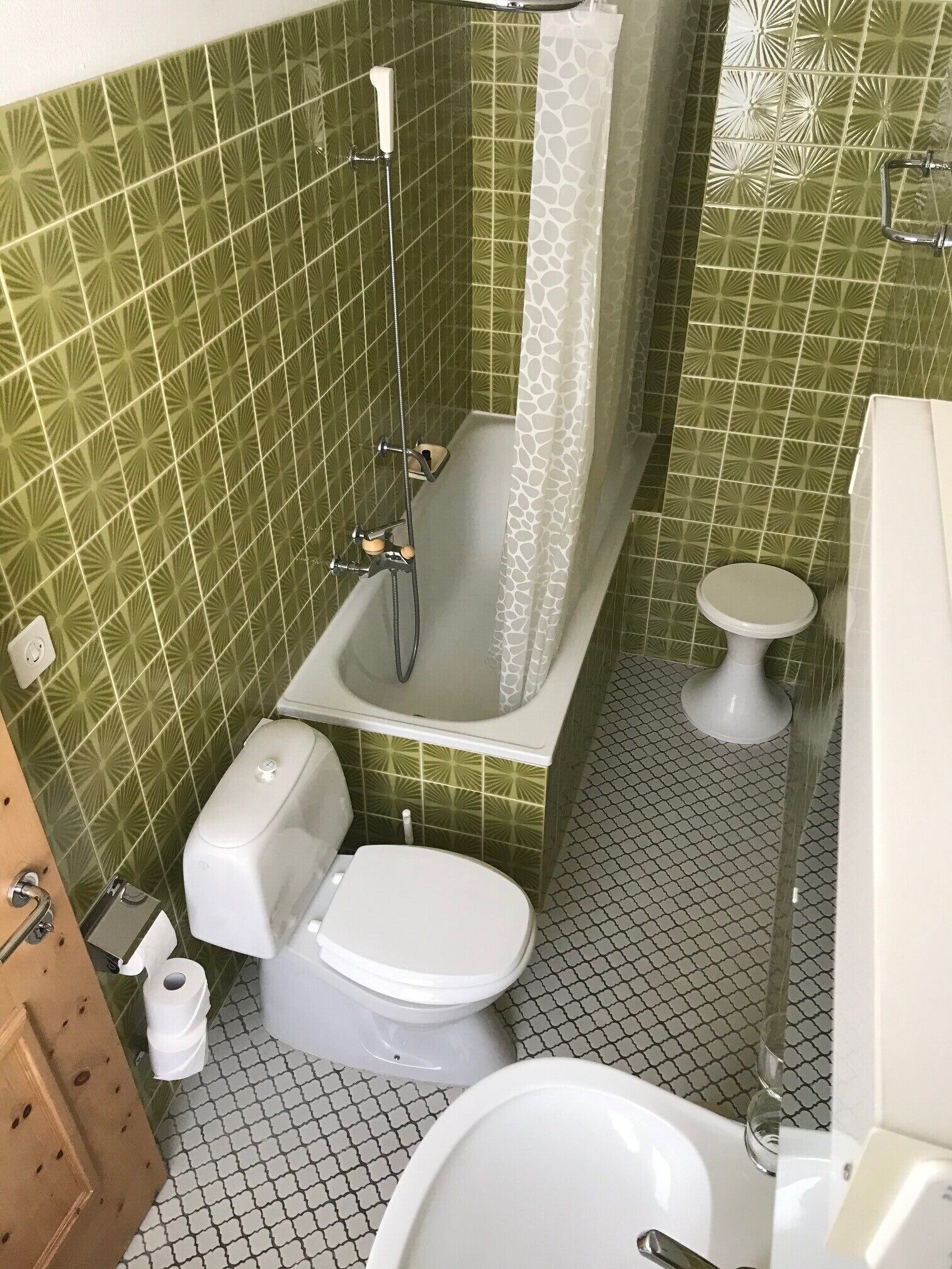 comfort single room | bathroom | free toiletries, hair dryer, towels