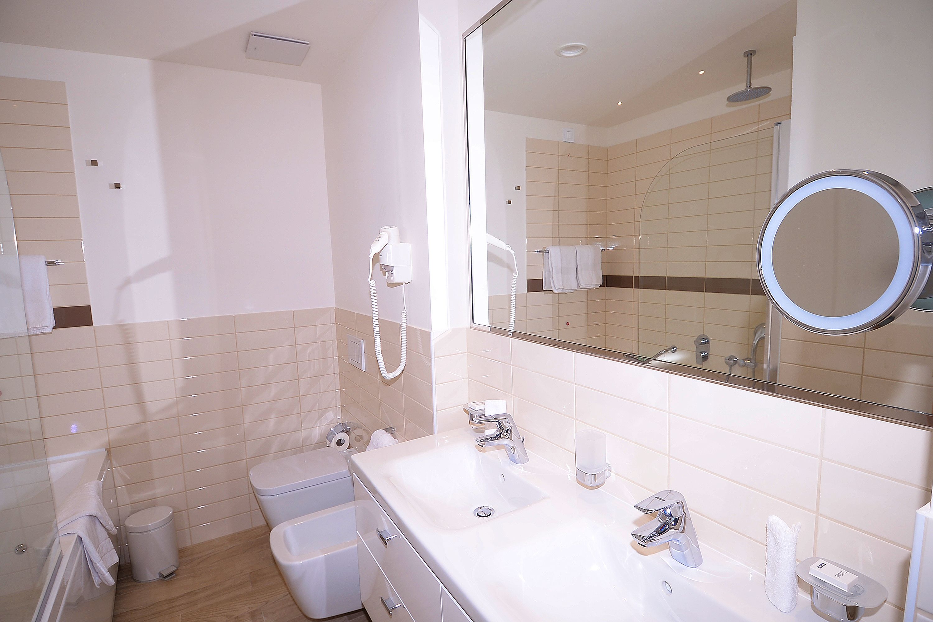 junior suite (deluxe) | bathroom | free toiletries, hair dryer, towels