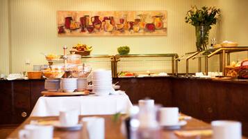 Desayuno buffet (EUR 17 por persona)