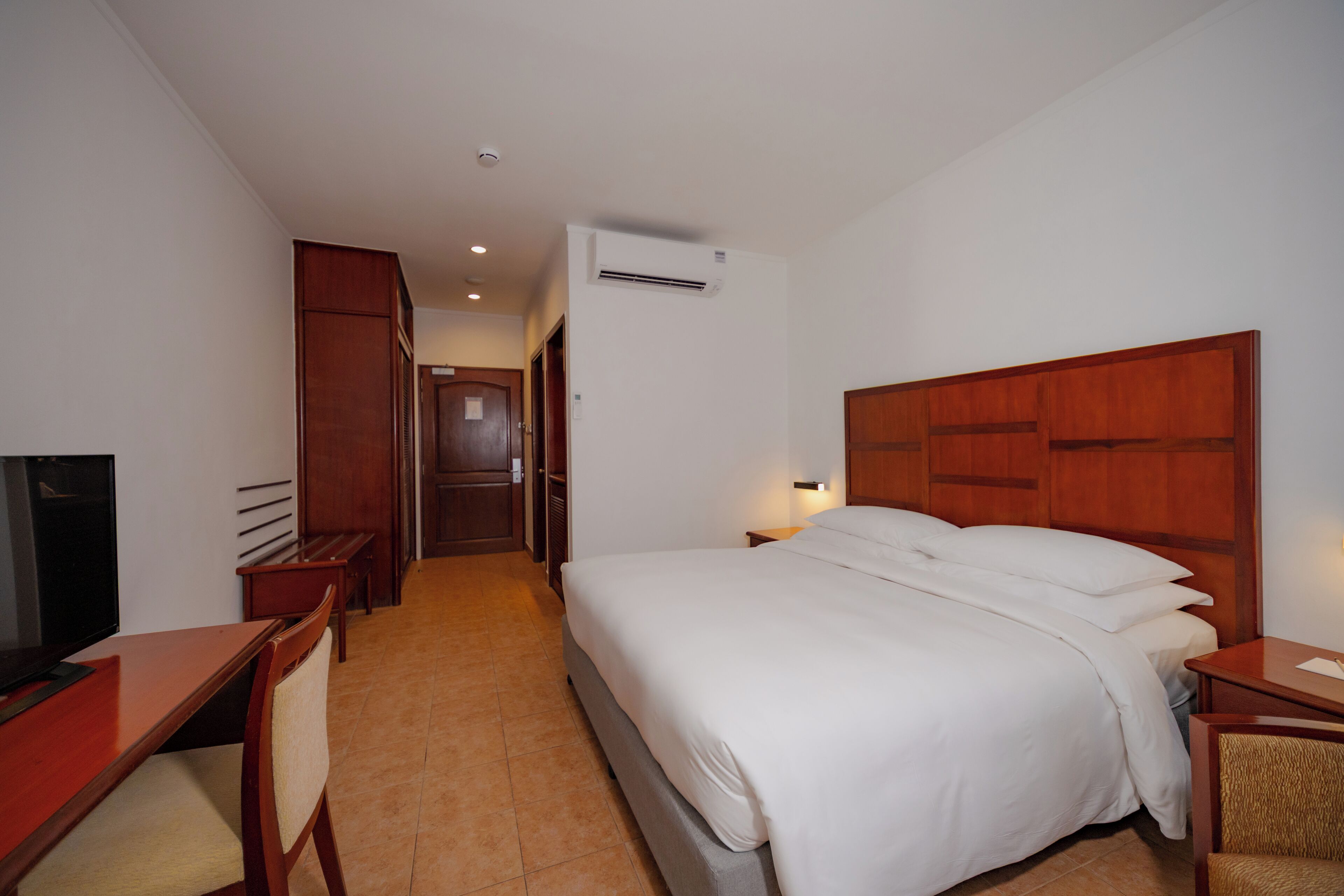 高級寢具、迷你吧、房內夾萬、書桌