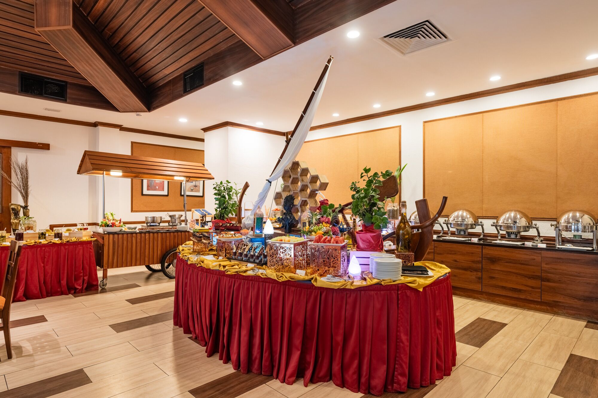 Un buffet proposant une variété de plats et agrémenté d'une pièce maîtresse décorative.