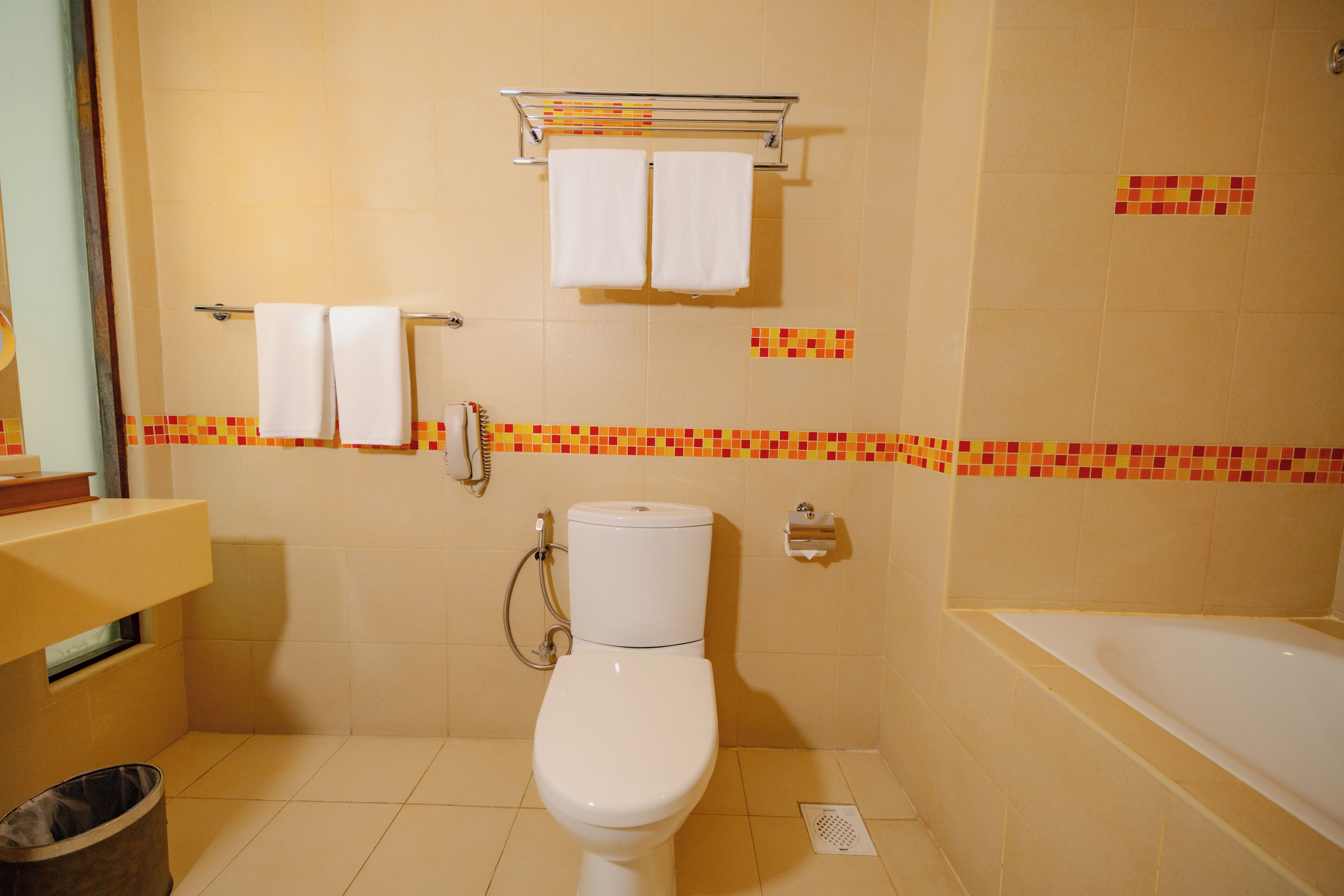Un baño con inodoro, bañera, ducha y secador de manos.