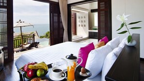 A hotel room with a bed, breakfast tray with fruits, coffee, and juice, and a view of the ocean. - Palazzo di Zante (Zakynthos)