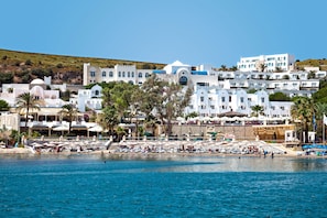 Sur la plage, chaise longue, parasol, serviettes de plage