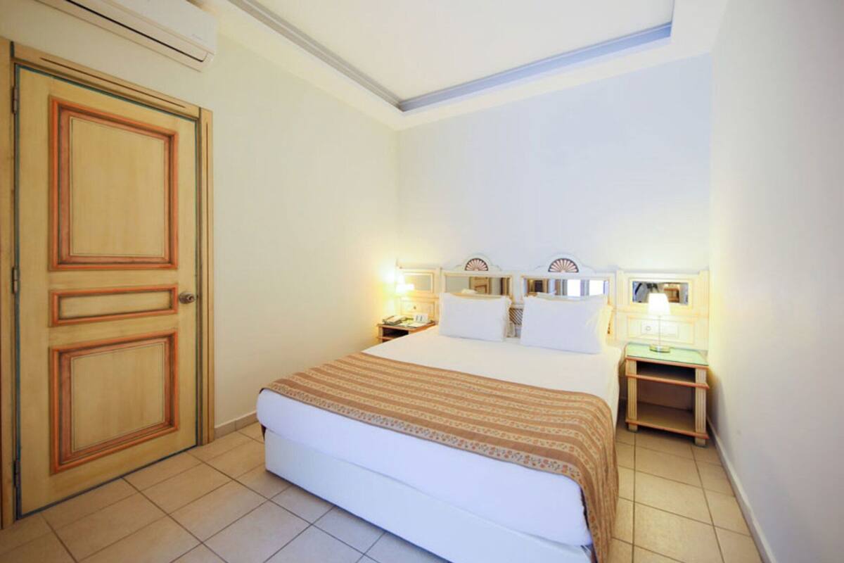 Minibar, in-room safe, cribs (free), WiFi (free)
