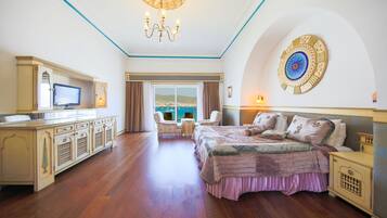 King Suite | Minibar, in-room safe, free cots/infant beds, free WiFi