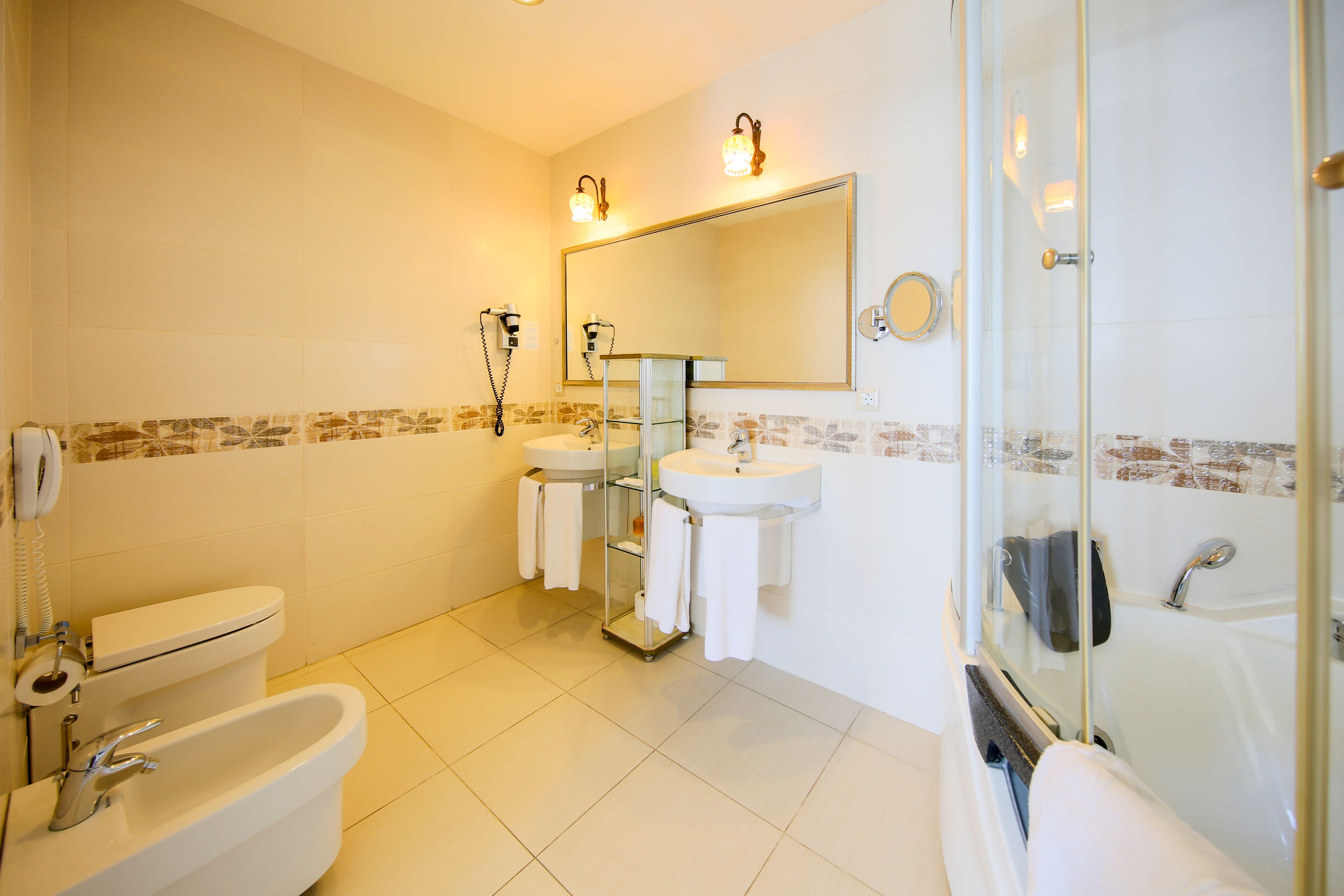 Een badkamer met toilet, wastafel en bad.