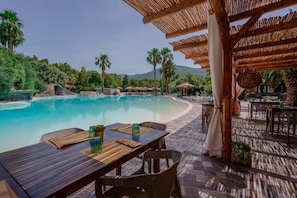 Déjeuner et dîner servis sur place, vue sur la piscine