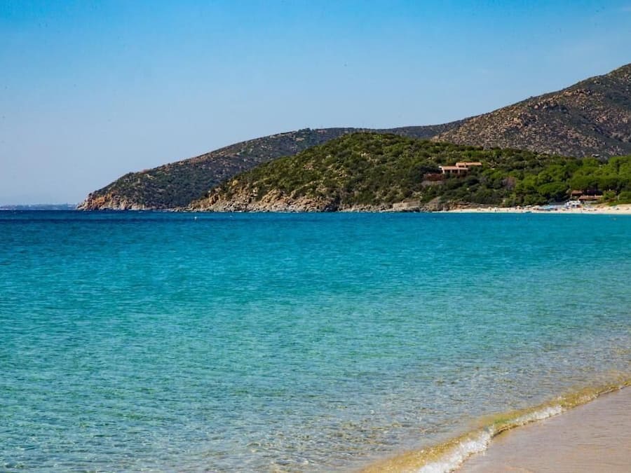 Pantai persendirian berhampiran, pasir putih, payung