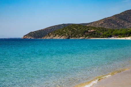 Private beach nearby, white sand, beach umbrellas. Hotel Il Monastero