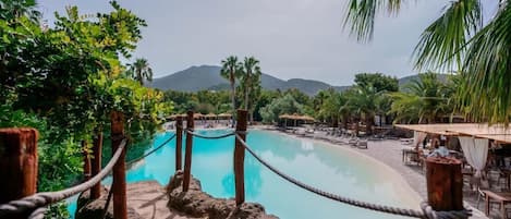 Piscine extérieure (ouverte en saison), piscine à débordement
