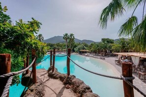 Außenpool (je nach Saison geöffnet), Infinity-Pool, Sonnenschirme