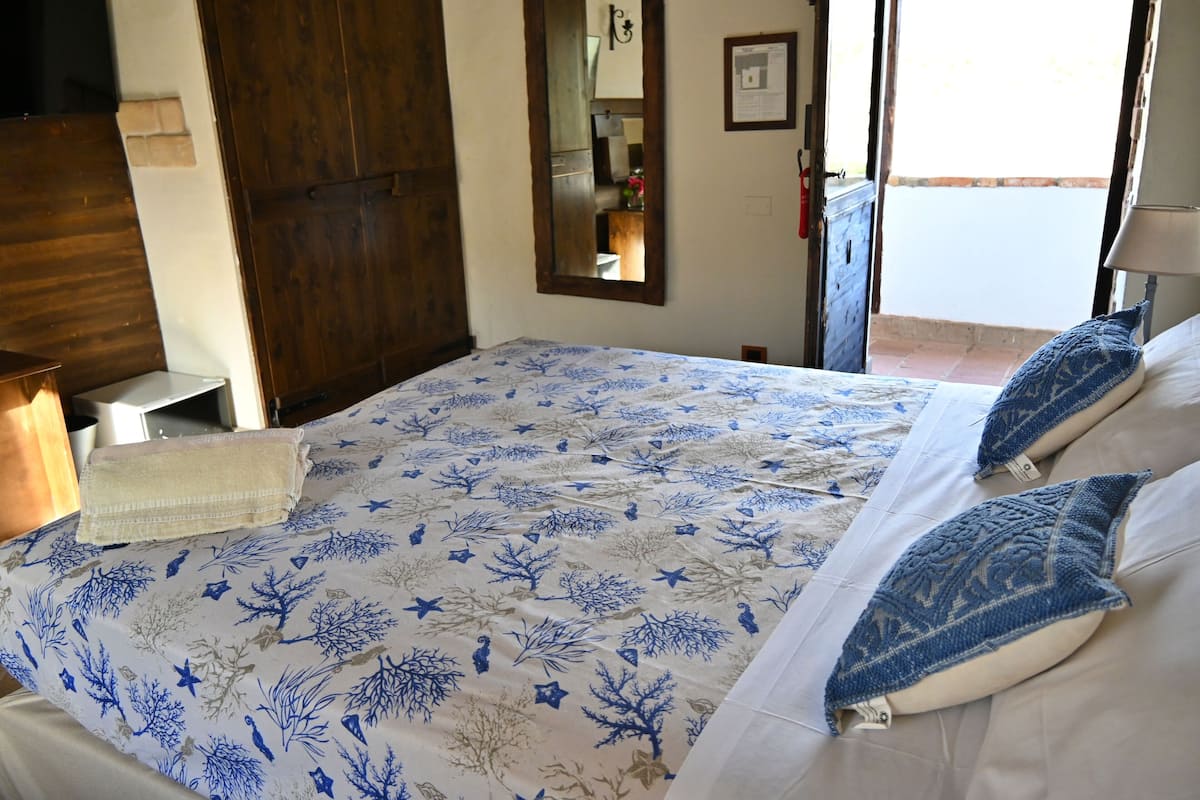 In-room safe, individually furnished, desk, cots/infant beds