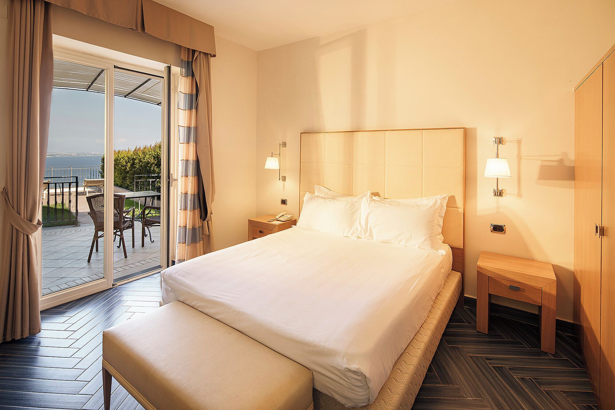 Dobbeltrom – deluxe, terrasse, sjøutsikt | Italienske Frette-laken, sengetøy av topp kvalitet og minibar