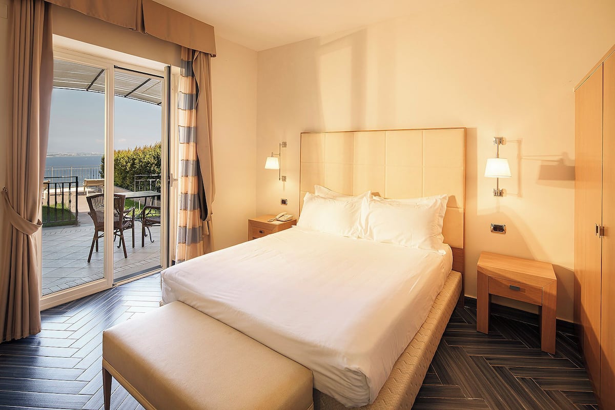 Dobbeltrom – deluxe, terrasse, sjøutsikt | Italienske Frette-laken, sengetøy av topp kvalitet og minibar