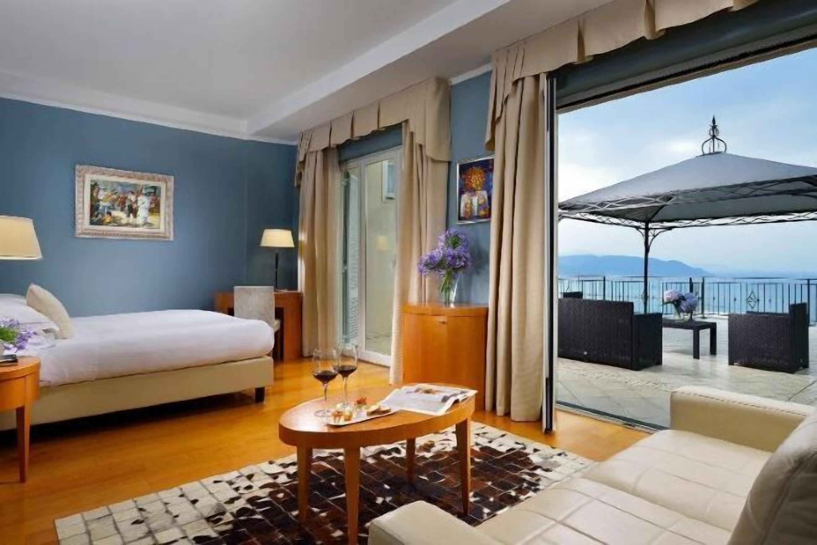 Frette Italian sheets, premium bedding, minibar, in-room safe