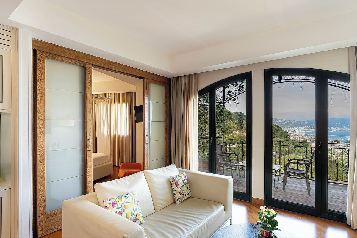 Seiren Golden Suite Sea View | Frette Italian sheets, premium bedding, minibar, in-room safe