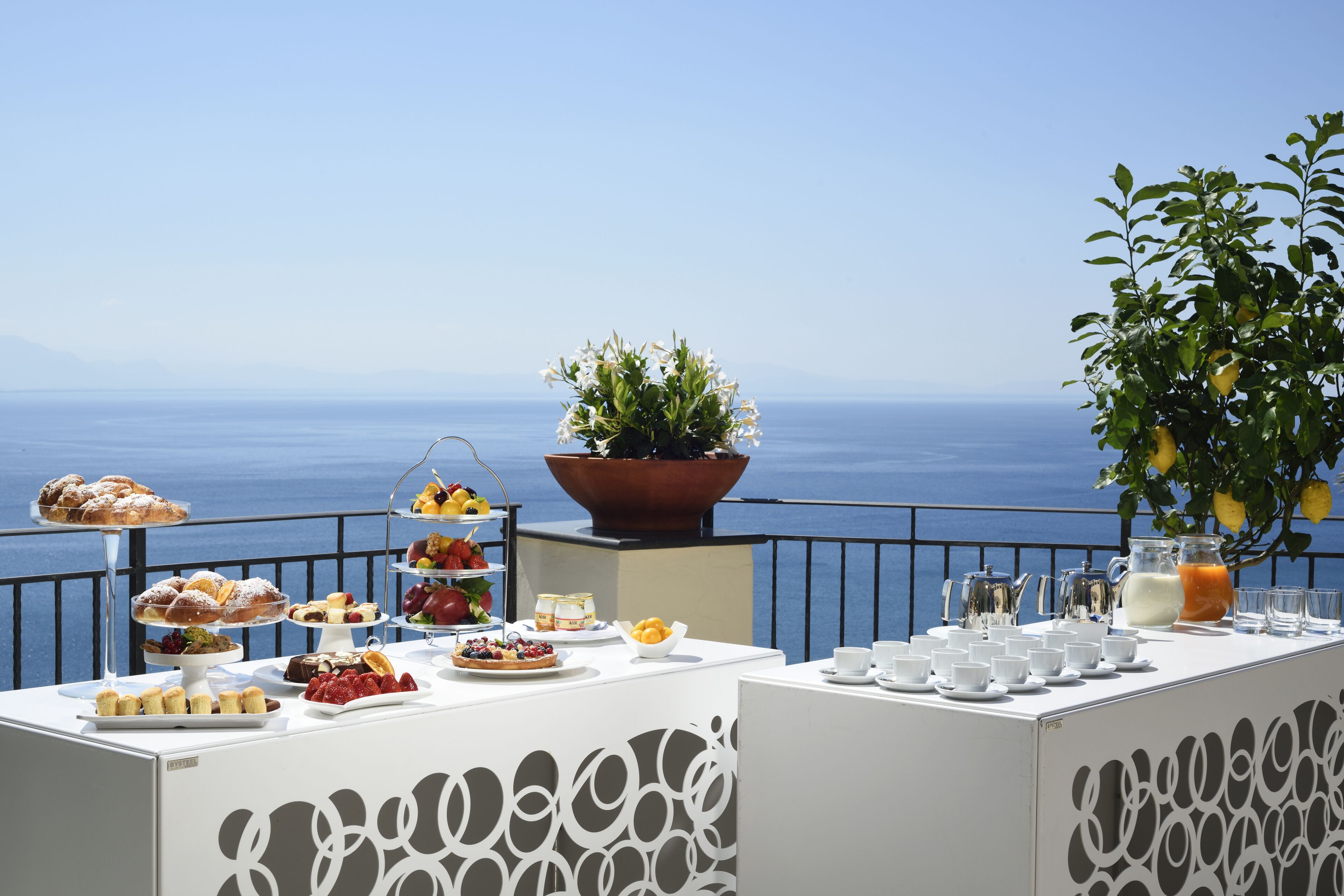 Frühstück, Mittagessen, Abendessen, lokale Küche, Speisen im Freien 