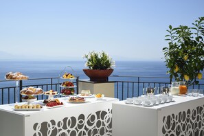 บริการอาหารเช้า, อาหารท้องถิ่น, บริเวณรับประทานอาหารกลางแจ้ง 