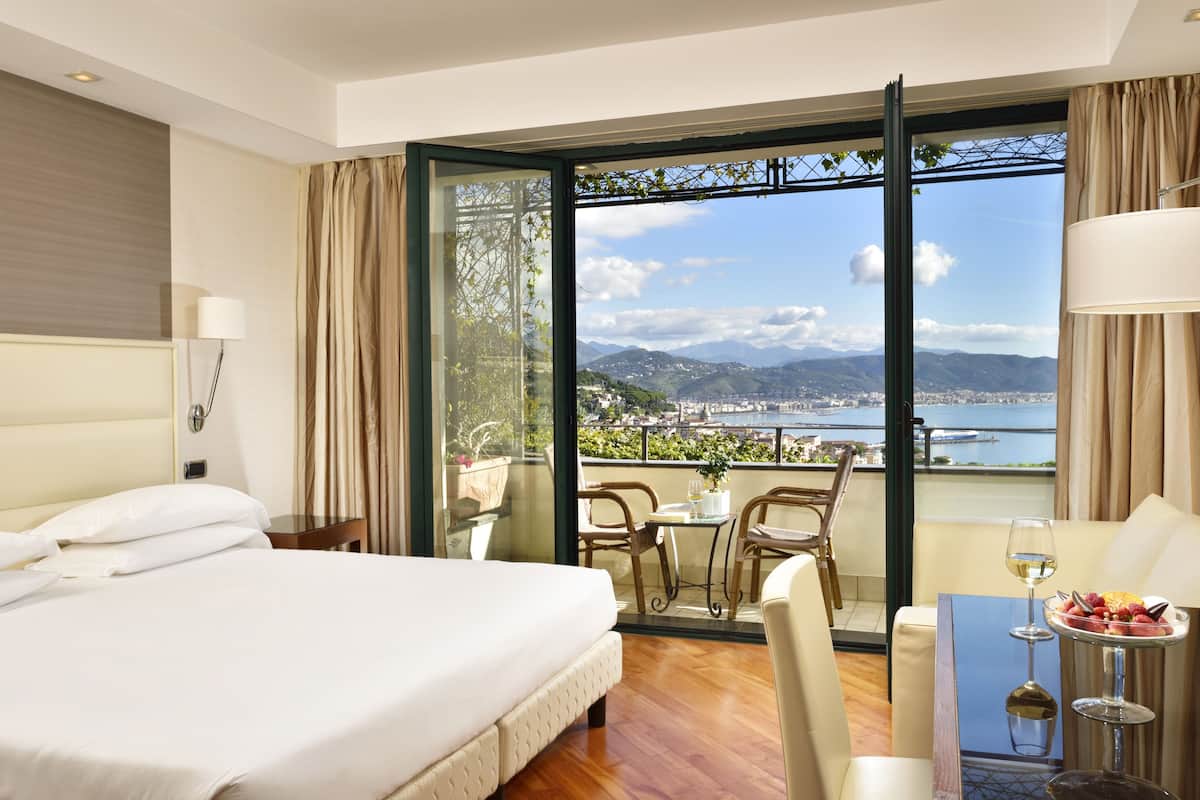 deluxe room, partial sea view | 1 bedroom, frette italian sheets, premium bedding, minibar