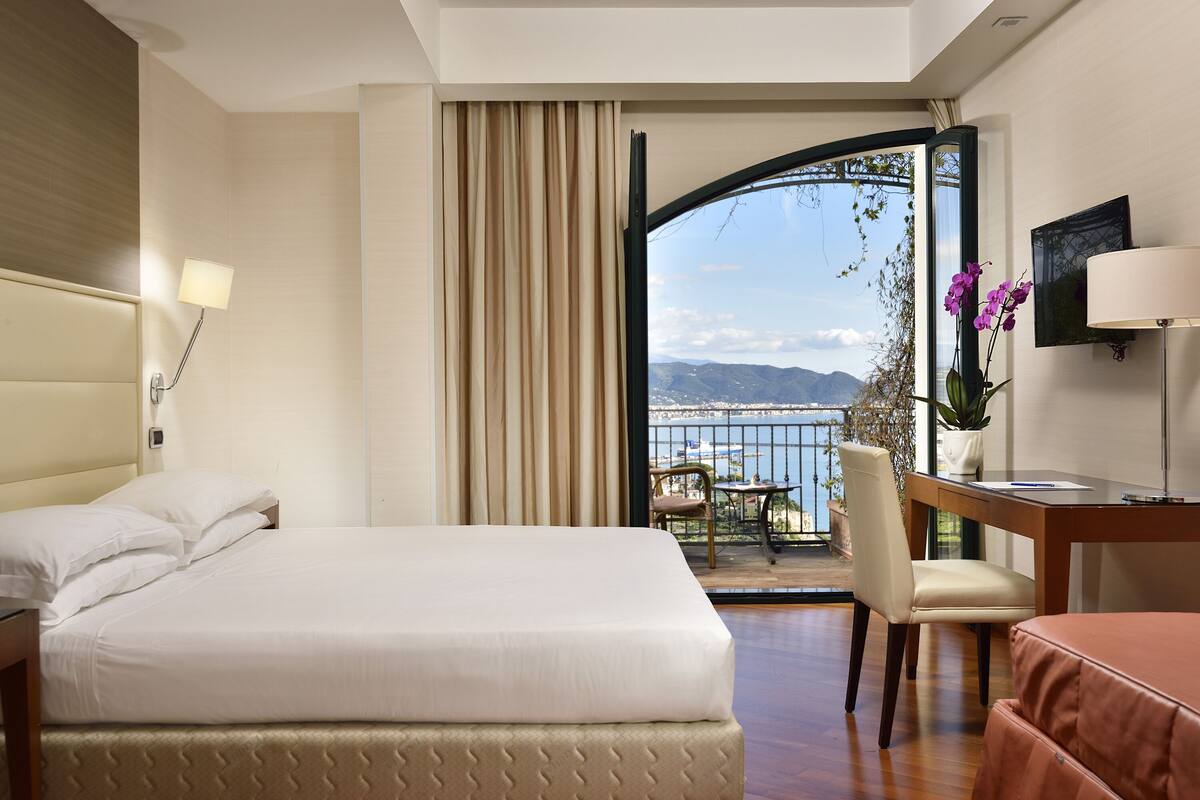 deluxe room, partial sea view | 1 bedroom, frette italian sheets, premium bedding, minibar