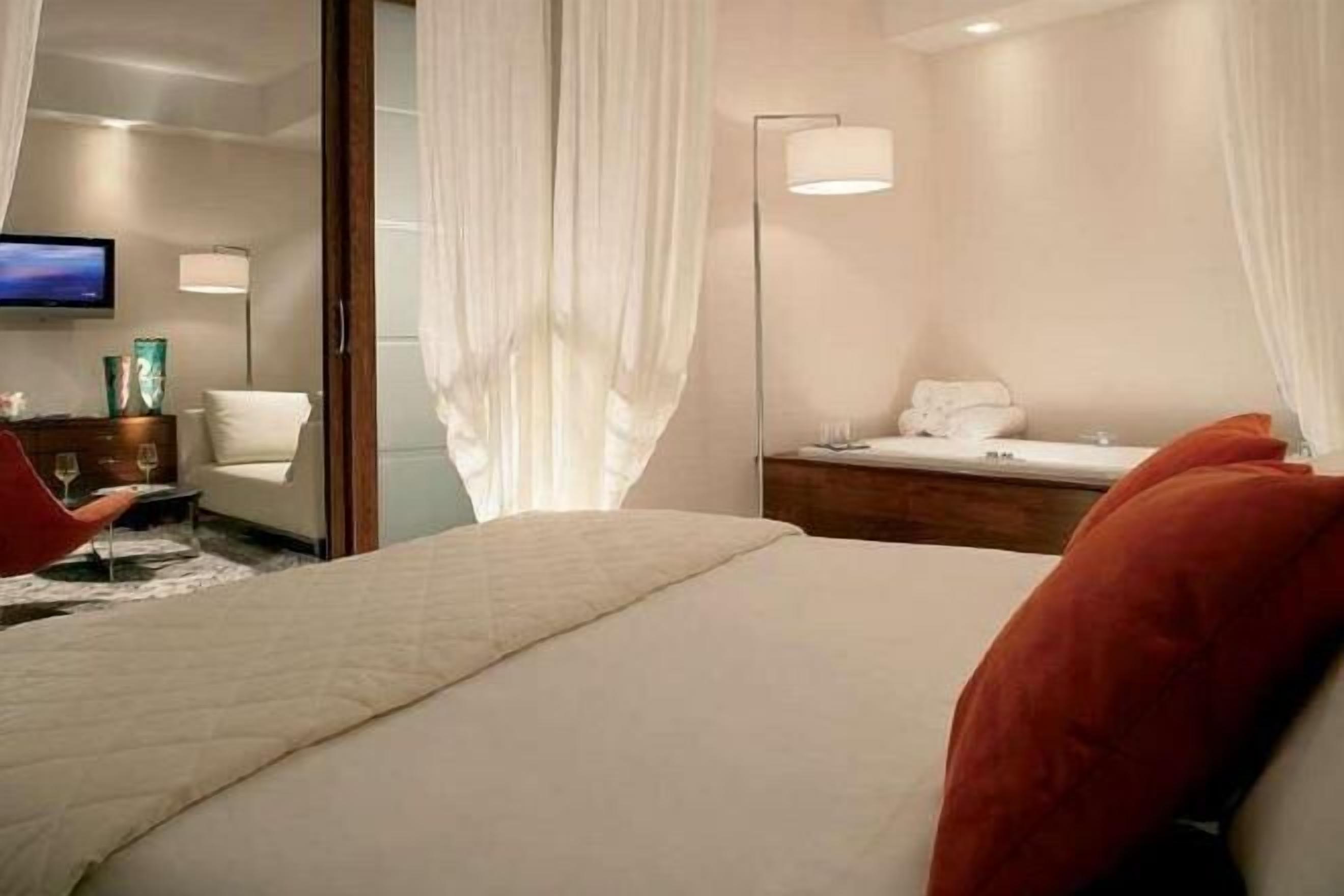Frette Italian sheets, premium bedding, minibar, in-room safe