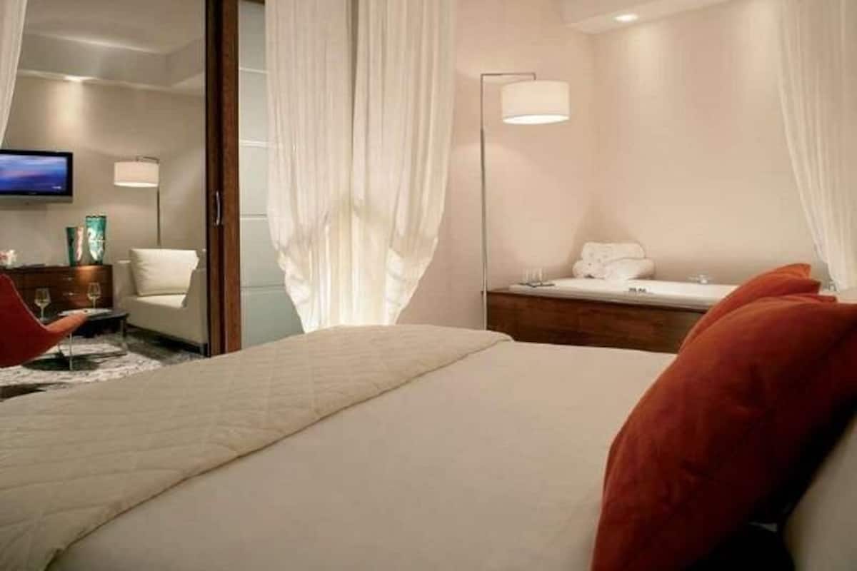 Frette Italian sheets, premium bedding, minibar, in-room safe