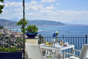 บริการอาหารเช้า, อาหารท้องถิ่น, บริเวณรับประทานอาหารกลางแจ้ง 