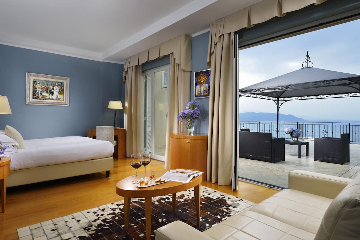Suite Deluxe, vista al mar | 1 habitación, sábanas italianas Frette y ropa de cama de alta calidad