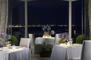 2 restaurants; breakfast, lunch and dinner served 