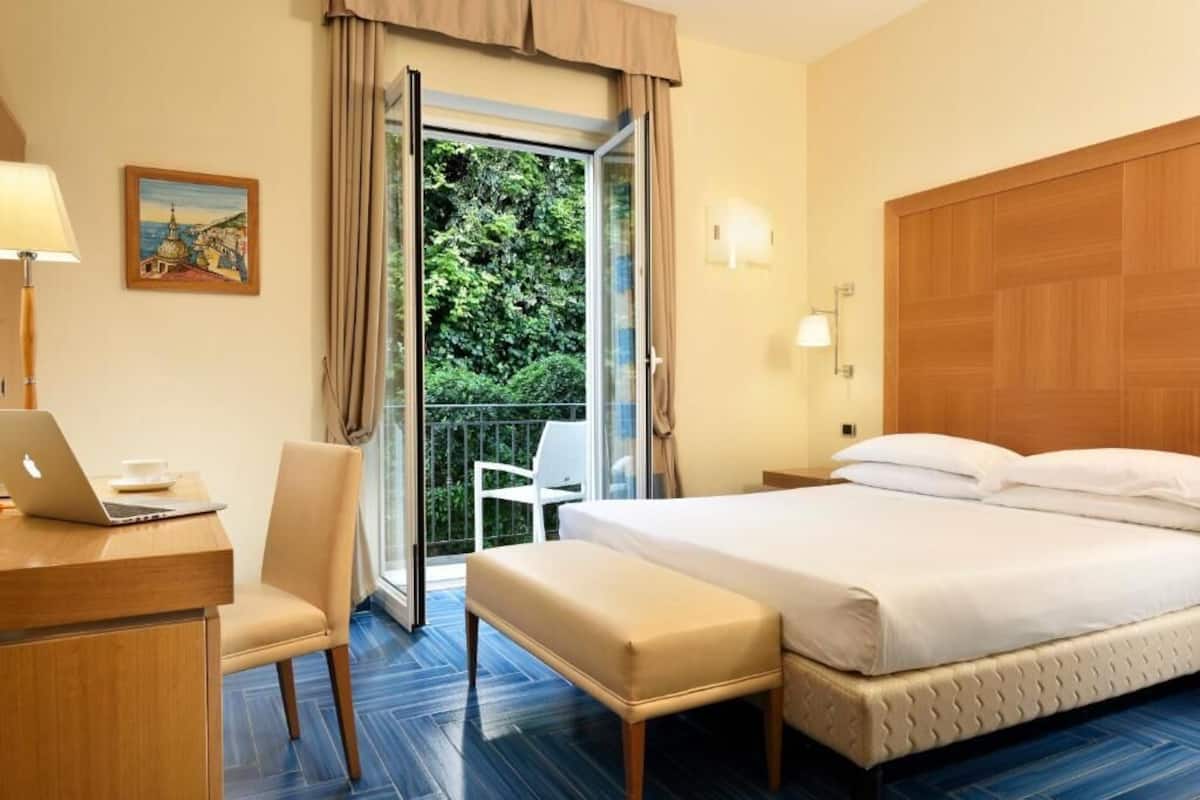 Classic Room | Frette Italian sheets, premium bedding, minibar, in-room safe