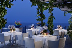 2 restaurants, breakfast, lunch, dinner served; local cuisine - Hotel Raito Wellness & SPA (Vietri sul Mare)