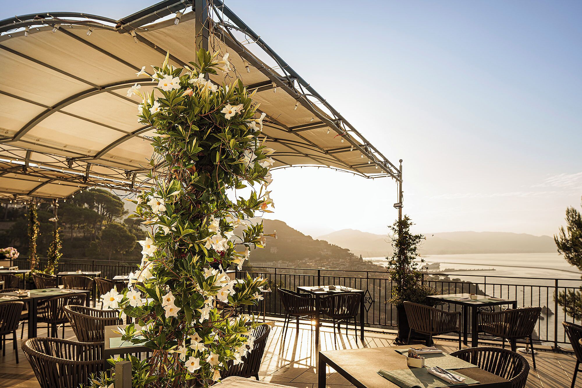 2 restaurantes: opção de café da manhã, almoço e jantar
