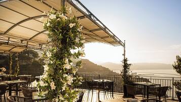 2 restaurantes: opção de café da manhã, almoço e jantar
