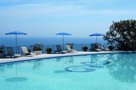 Una piscina techada, una piscina al aire libre
