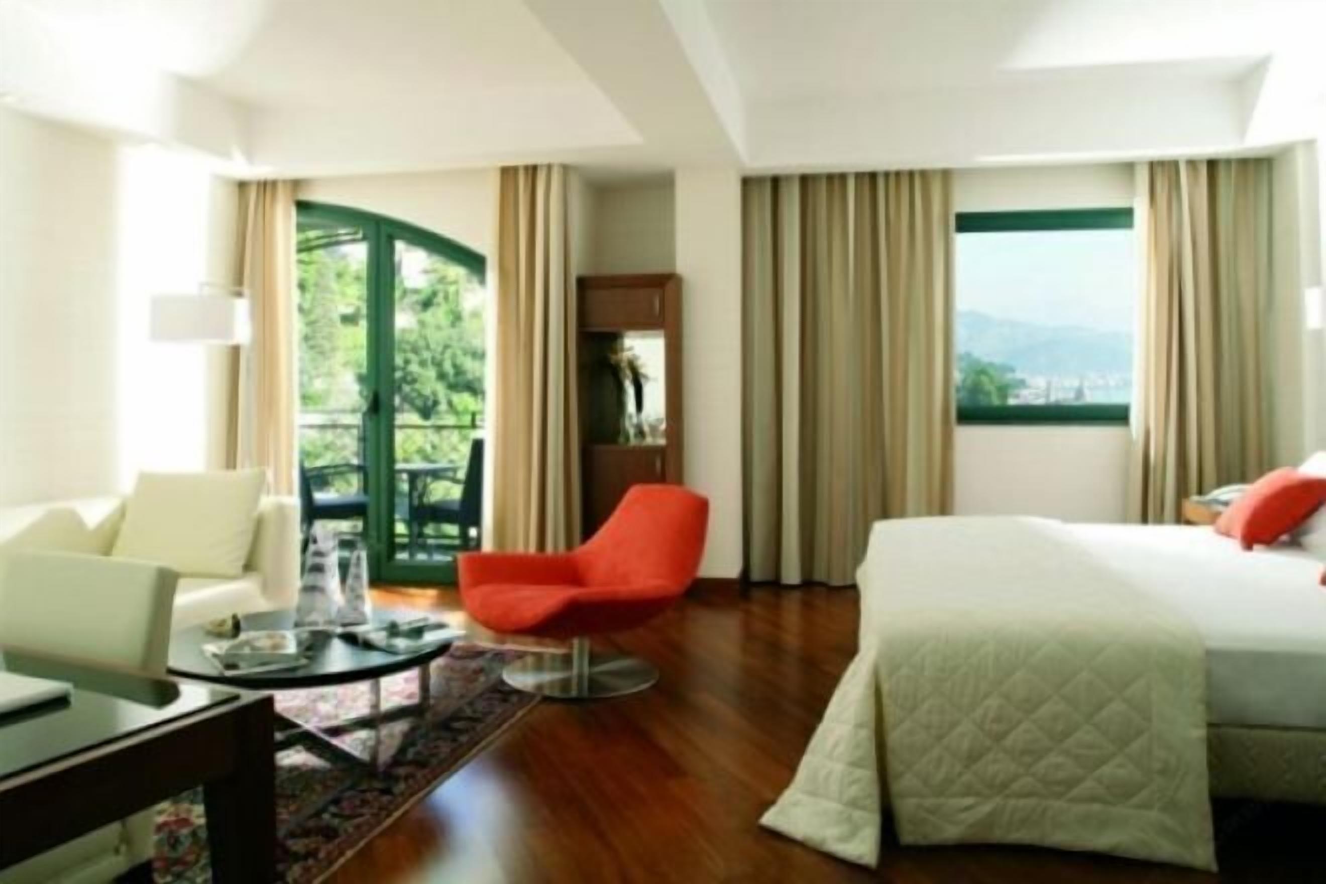 Frette Italian sheets, premium bedding, minibar, in-room safe