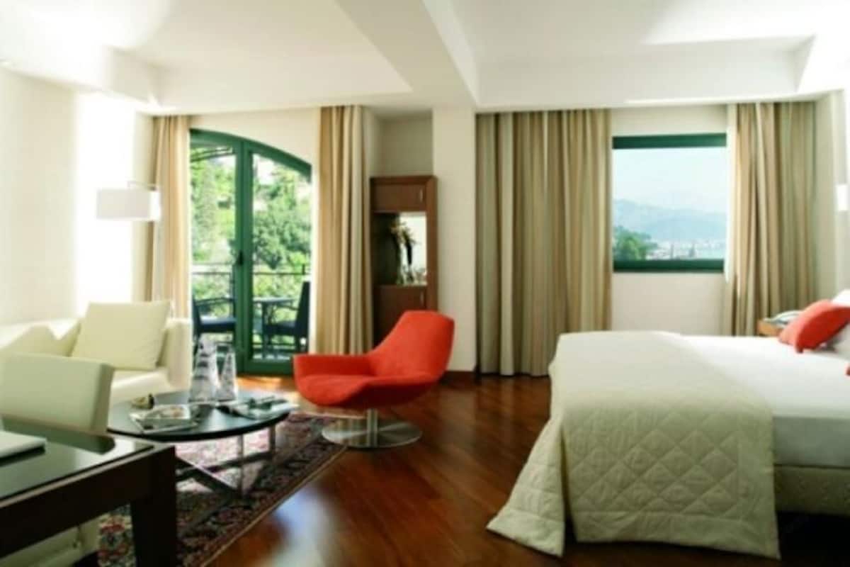 Frette Italian sheets, premium bedding, minibar, in-room safe