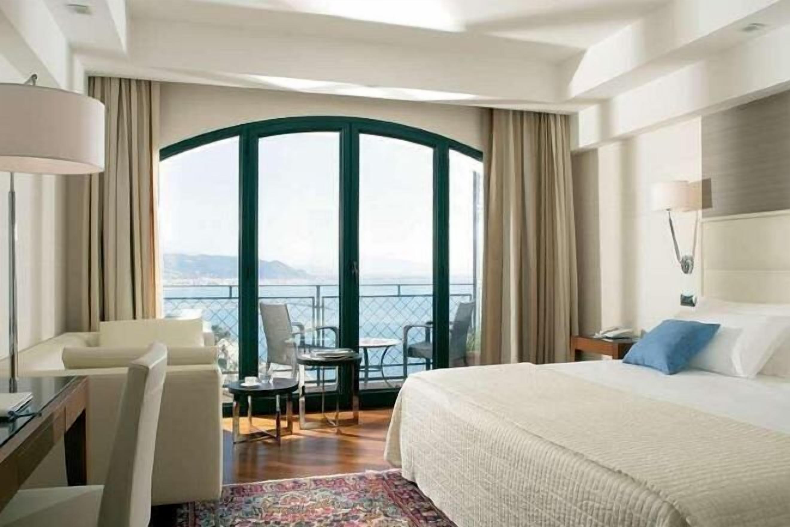 Frette Italian sheets, premium bedding, minibar, in-room safe
