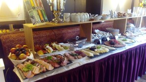 Une table de buffet proposant divers plats et un coin café.