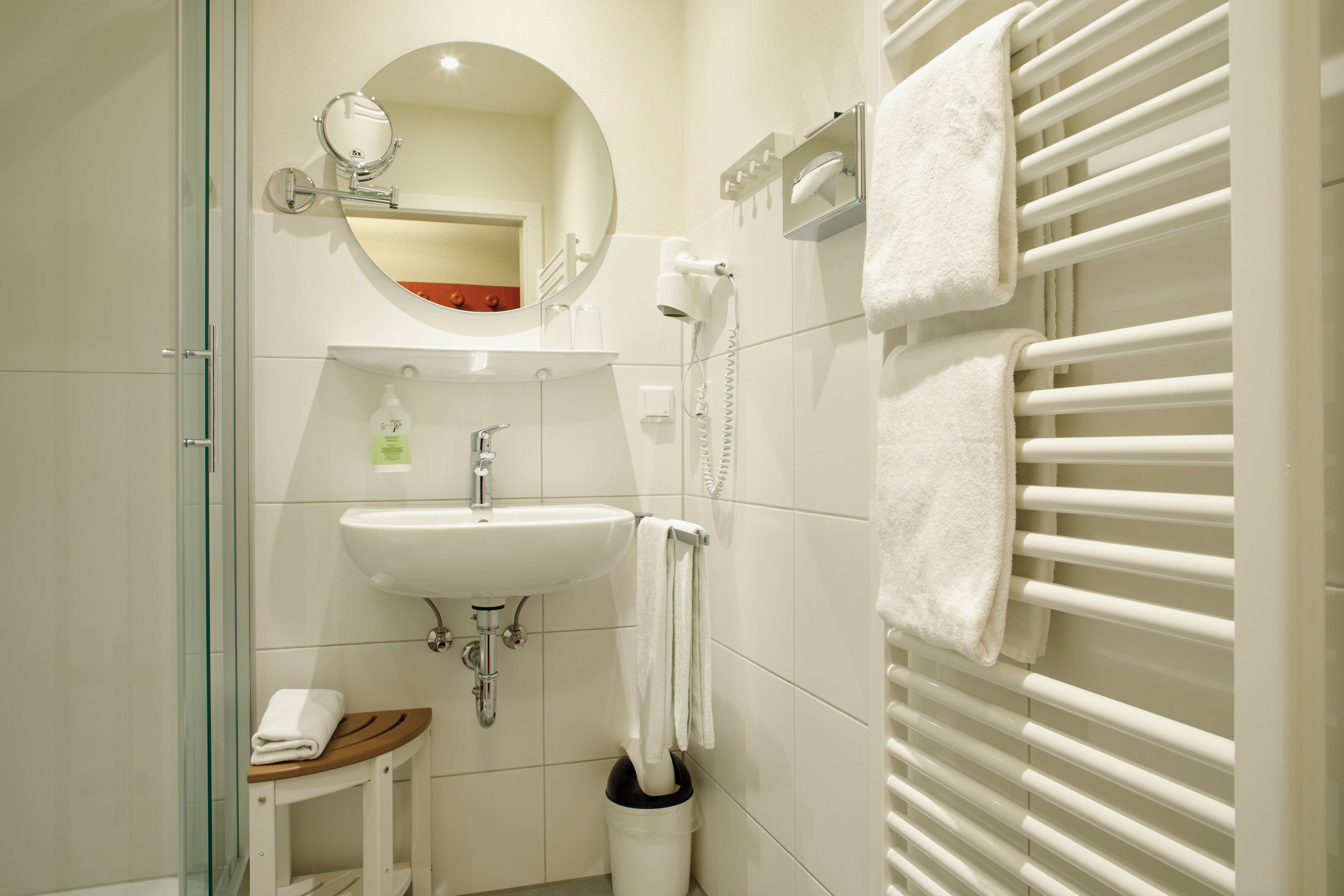double room | bathroom | shower, free toiletries, hair dryer, towels