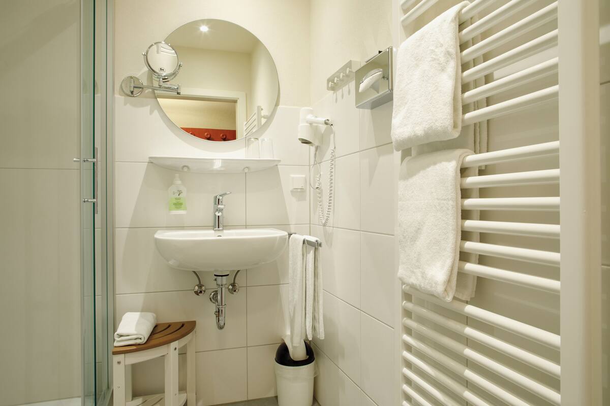 double room | bathroom | shower, free toiletries, hair dryer, towels