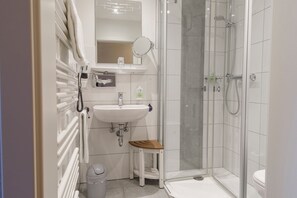 Eenpersoonskamer | Badkamer | Een douche, gratis toiletartikelen, een haardroger, handdoeken