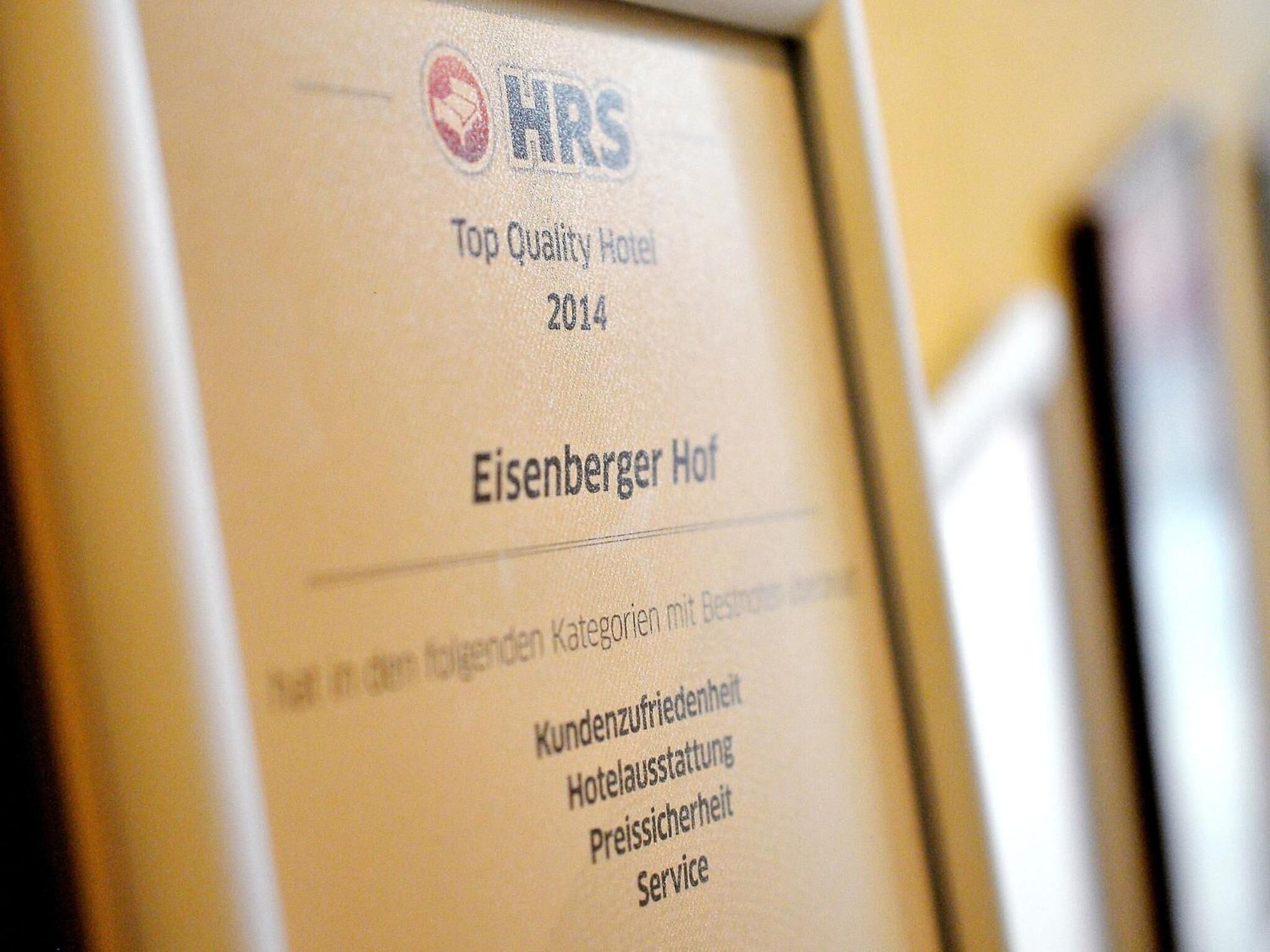 Certificado de premio en marco para el Hotel Eisenberger Hof, reconocido como Hotel de Calidad Superior en 2014.