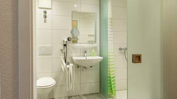 Double Room | Bathroom | Shower, free toiletries, hair dryer, towels