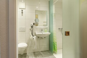 Double Room | Bathroom | Shower, free toiletries, hair dryer, towels