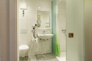 Habitación doble | Baño | Ducha, artículos de higiene personal gratuitos y secador de pelo