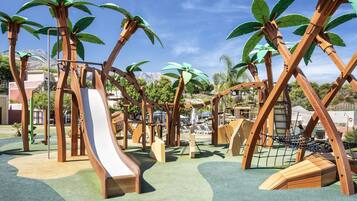 Un parque infantil con toboganes y estructuras para escalar.